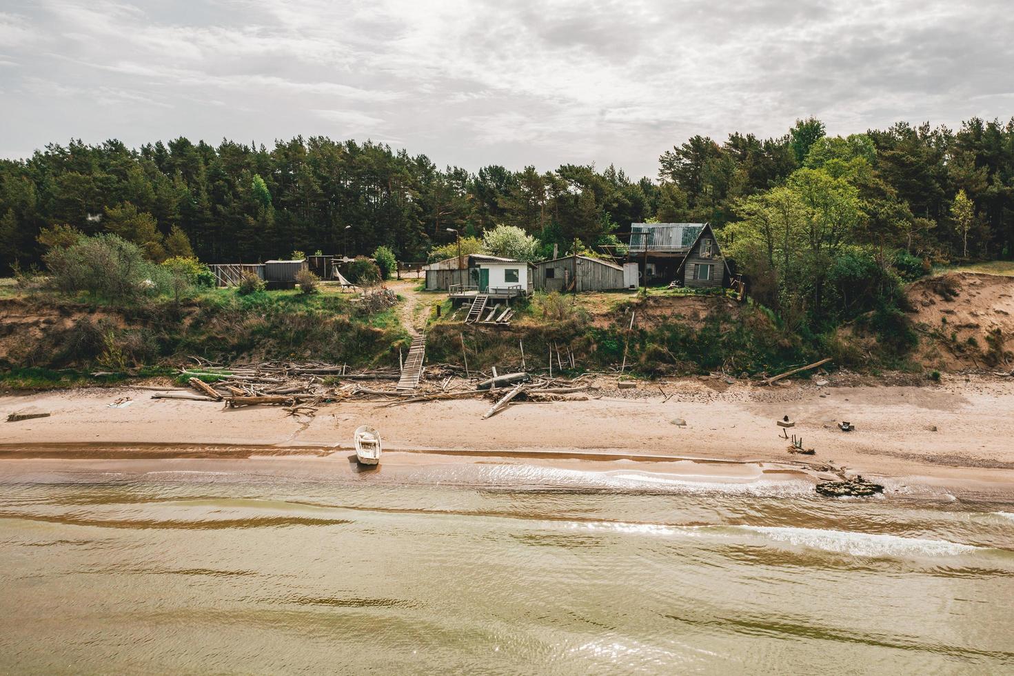 cabane de pêcheur près de l'océan photo