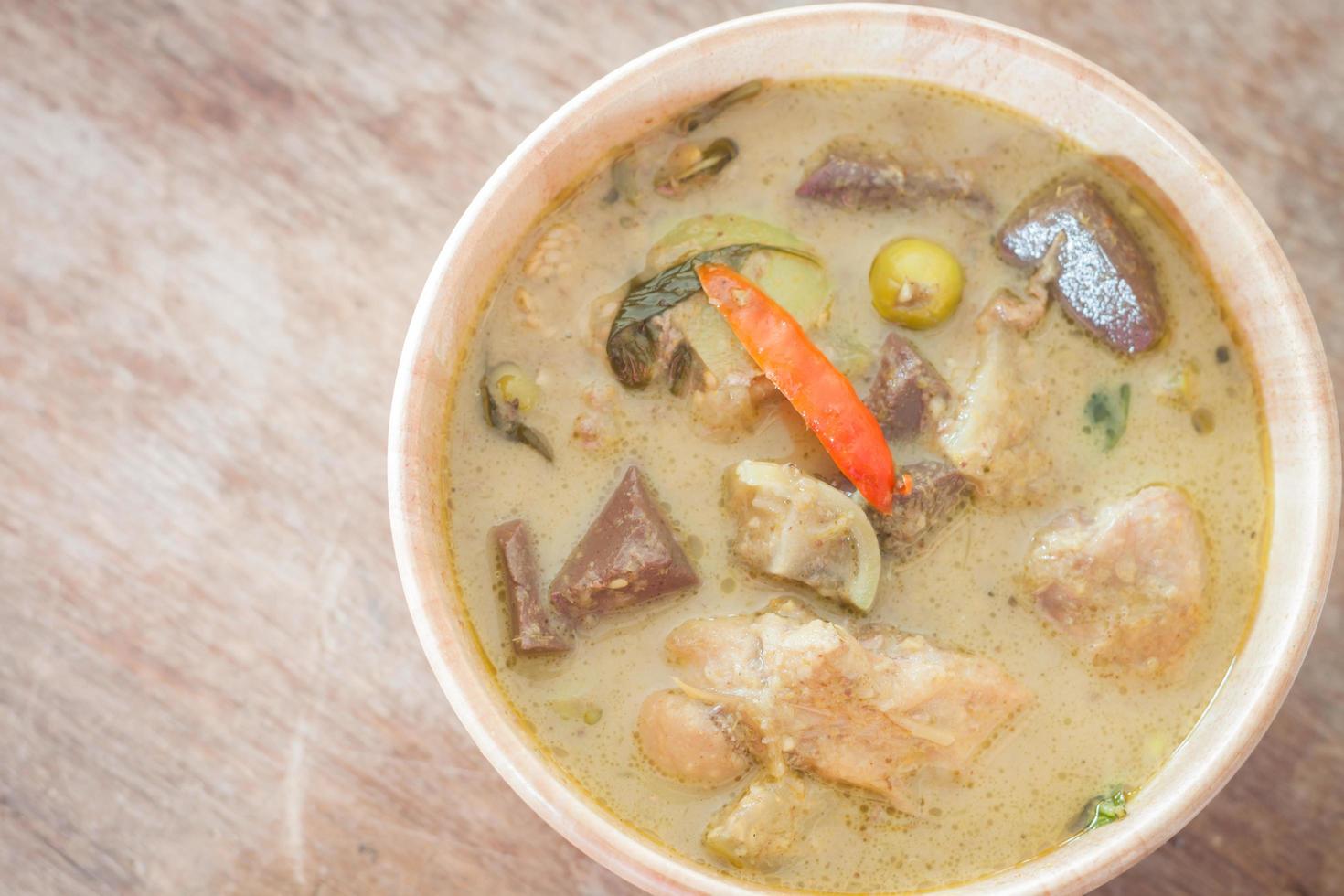 Vue de dessus du curry vert dans un bol en bois photo