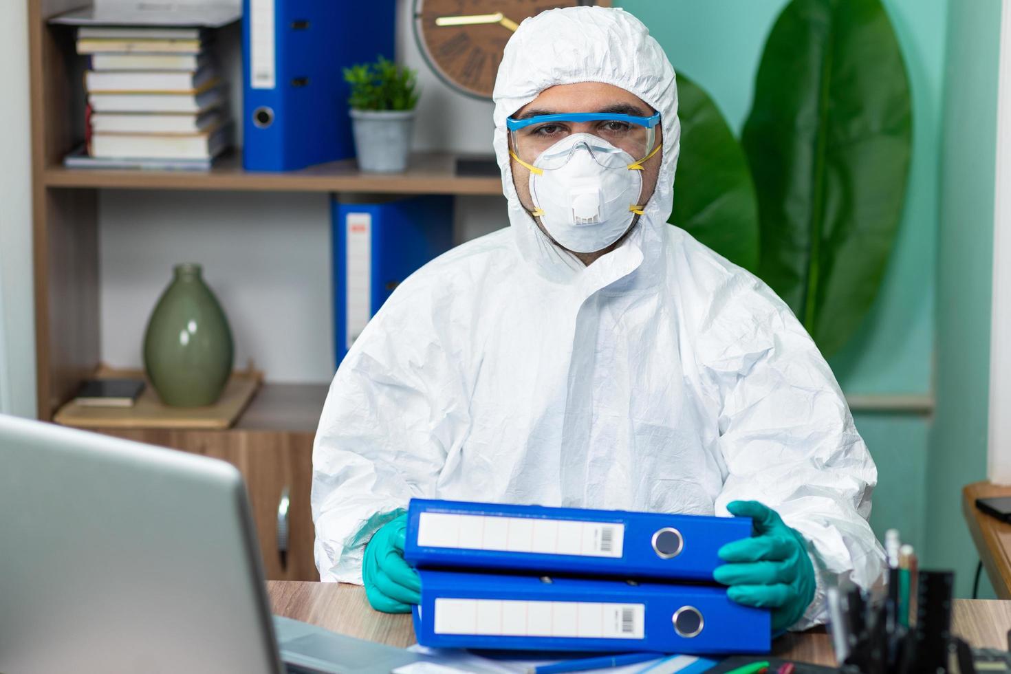 personne en tenue de protection au bureau photo