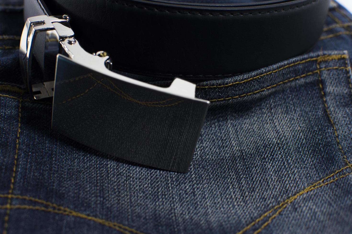 Détail de jeans avec gros plan de ceinture en cuir noir photo