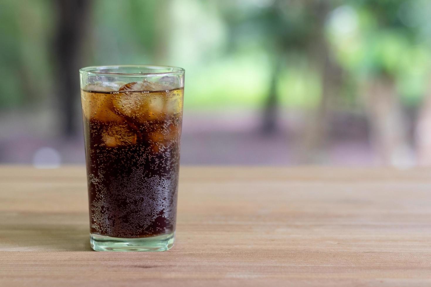 Rafraîchissant soda avec de la glace dans un grand verre clair photo