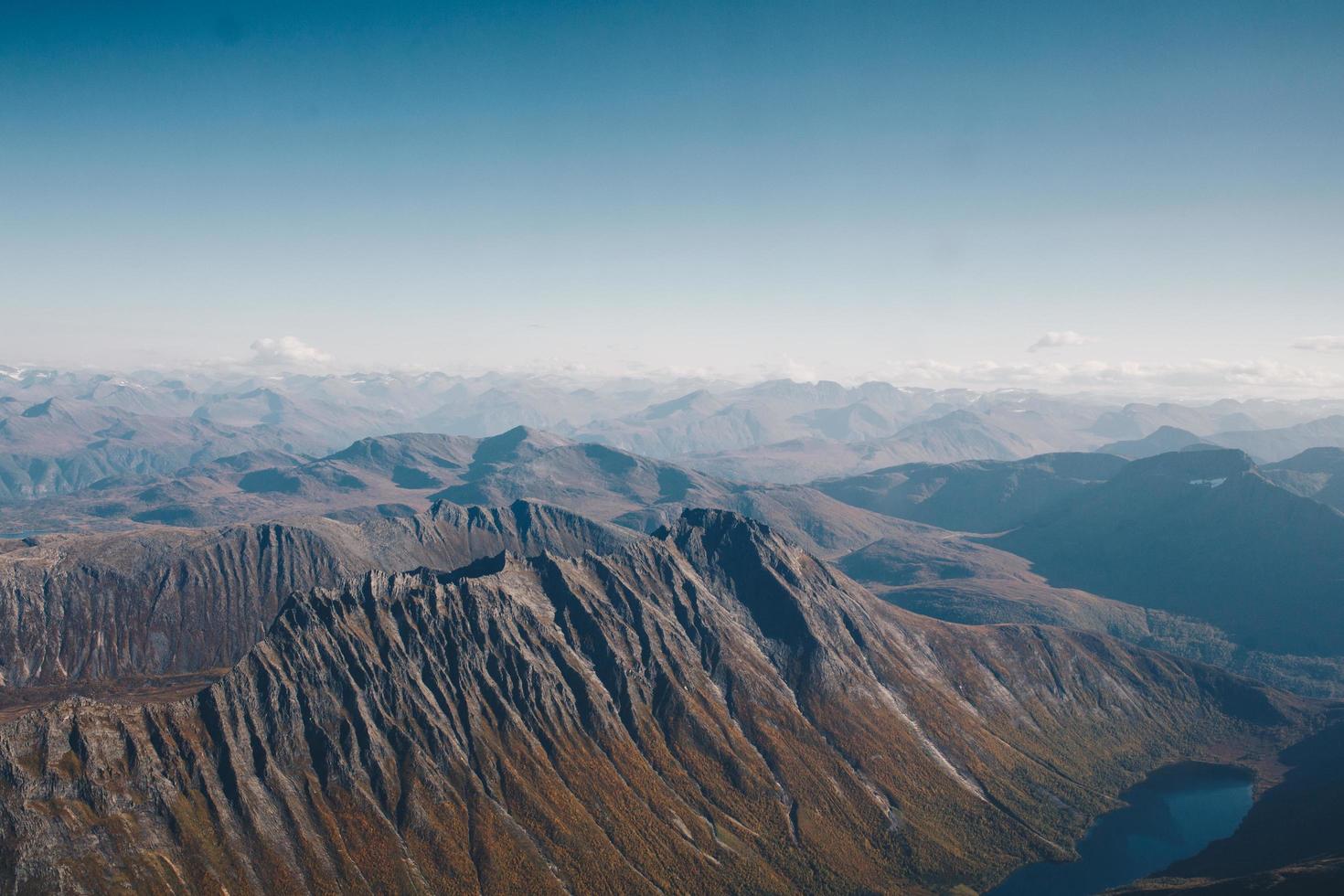 vue aérienne des montagnes photo