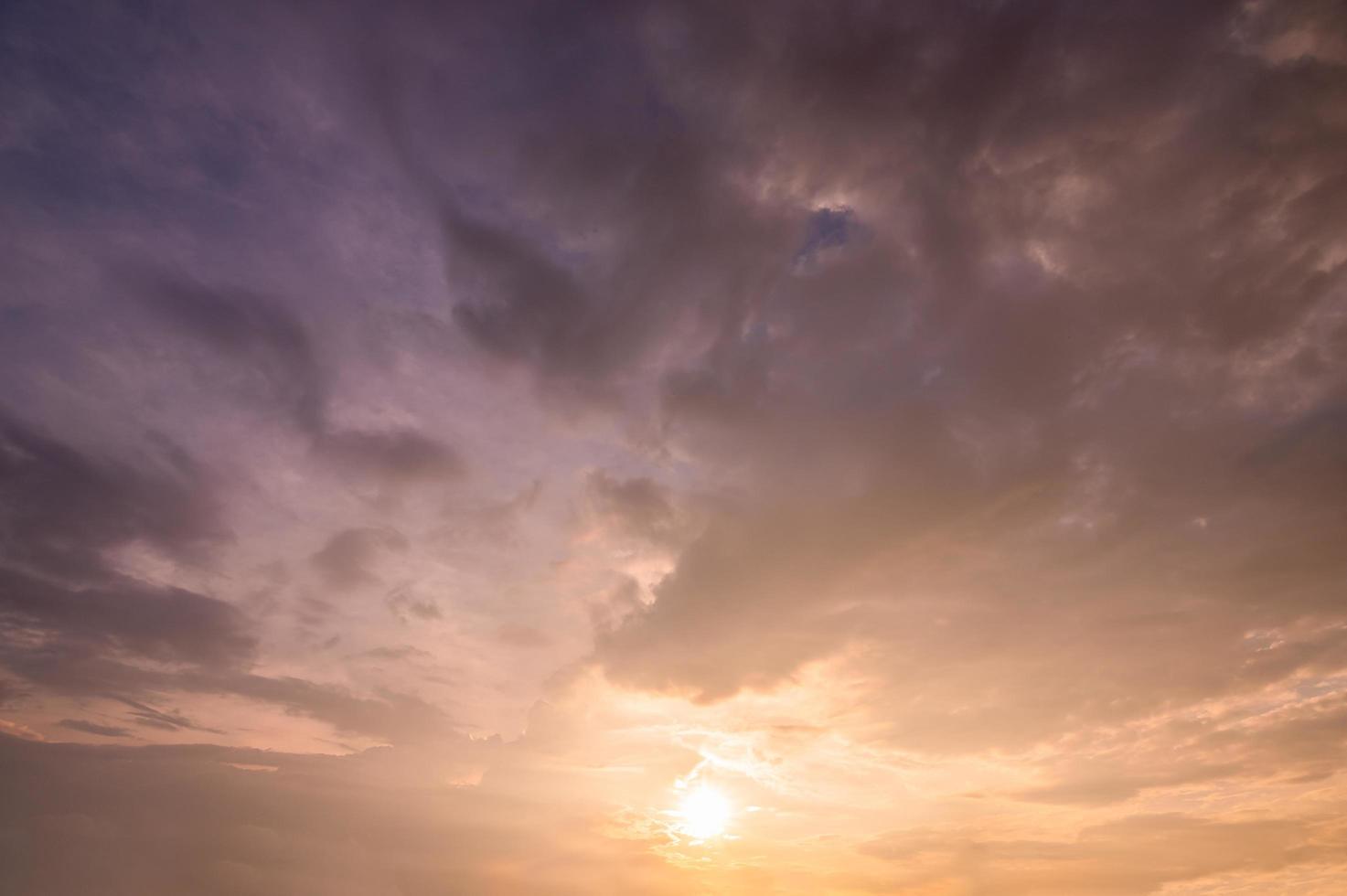 ciel et nuages au coucher du soleil photo