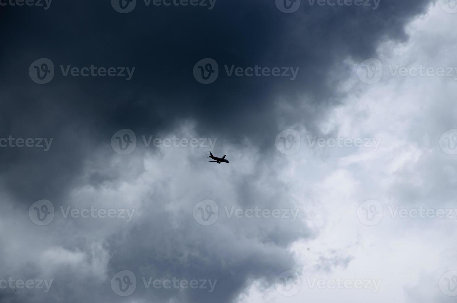 le ciel avec des nuages et la silhouette de l'avion dans le ciel, le fond est naturel photo