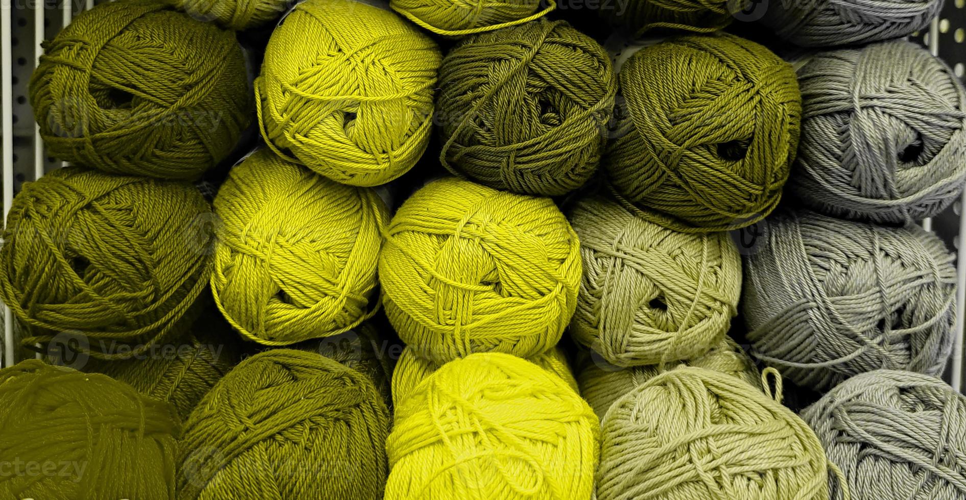 coloré de boules de laine dans un magasin de tissus. fond de fil acrylique coloré. écheveaux de gros plan de fil. matériel pour la couture, pour le tricot et le crochet. photo