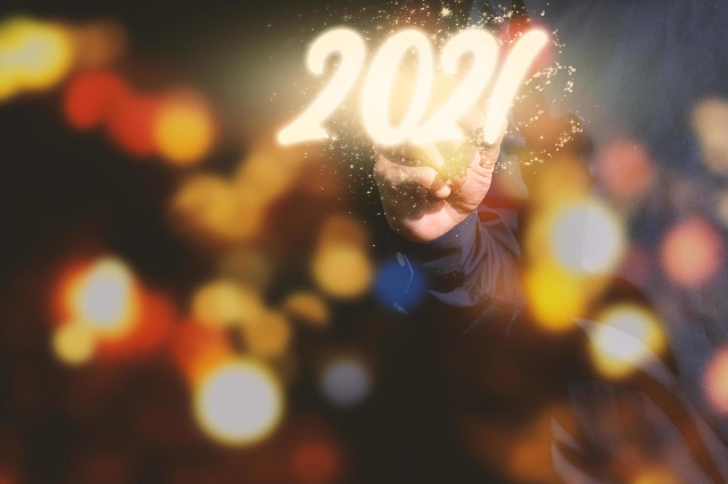 main humaine et signe 2021 pour la nouvelle année photo