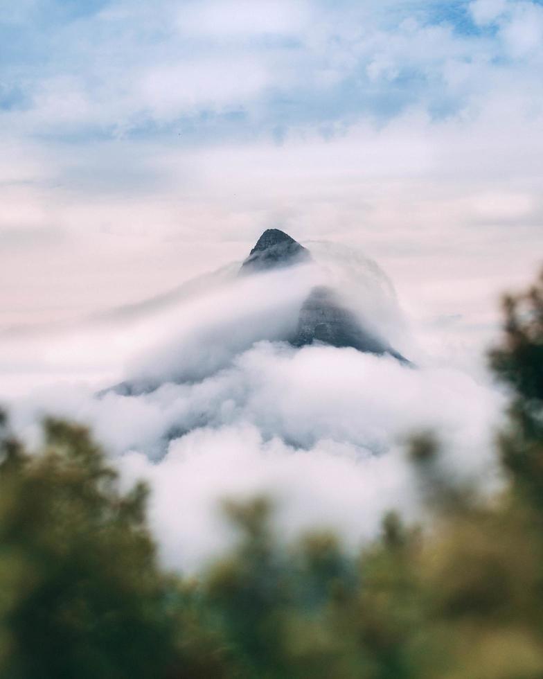 montagne noire couverte de brouillard photo