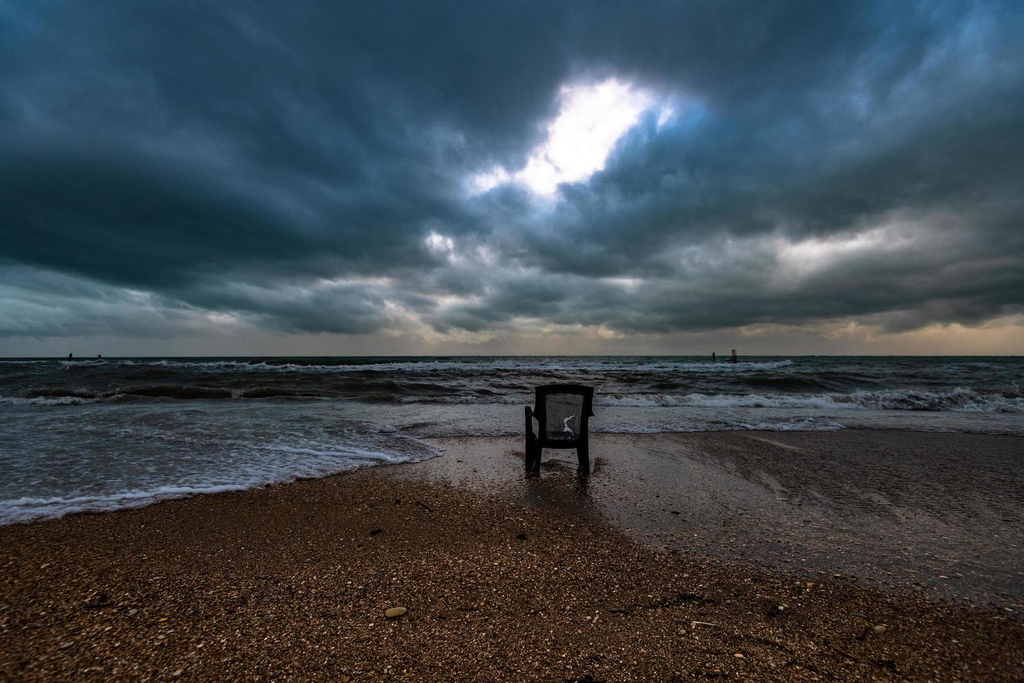 chaise sur la plage la nuit photo