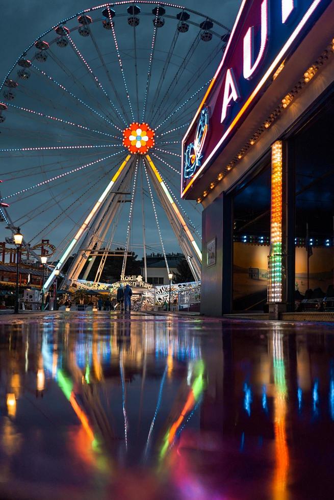 Amsterdam, Pays-Bas, 2020 - parc d'attractions la nuit photo