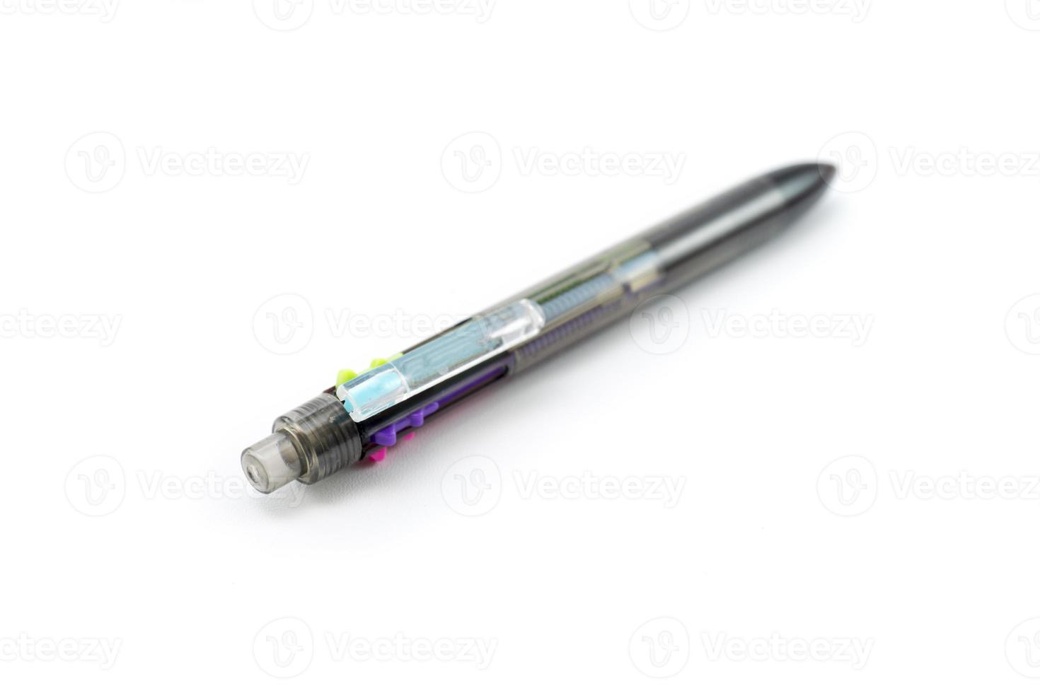Close-up stylo multicolore isolé sur fond blanc photo