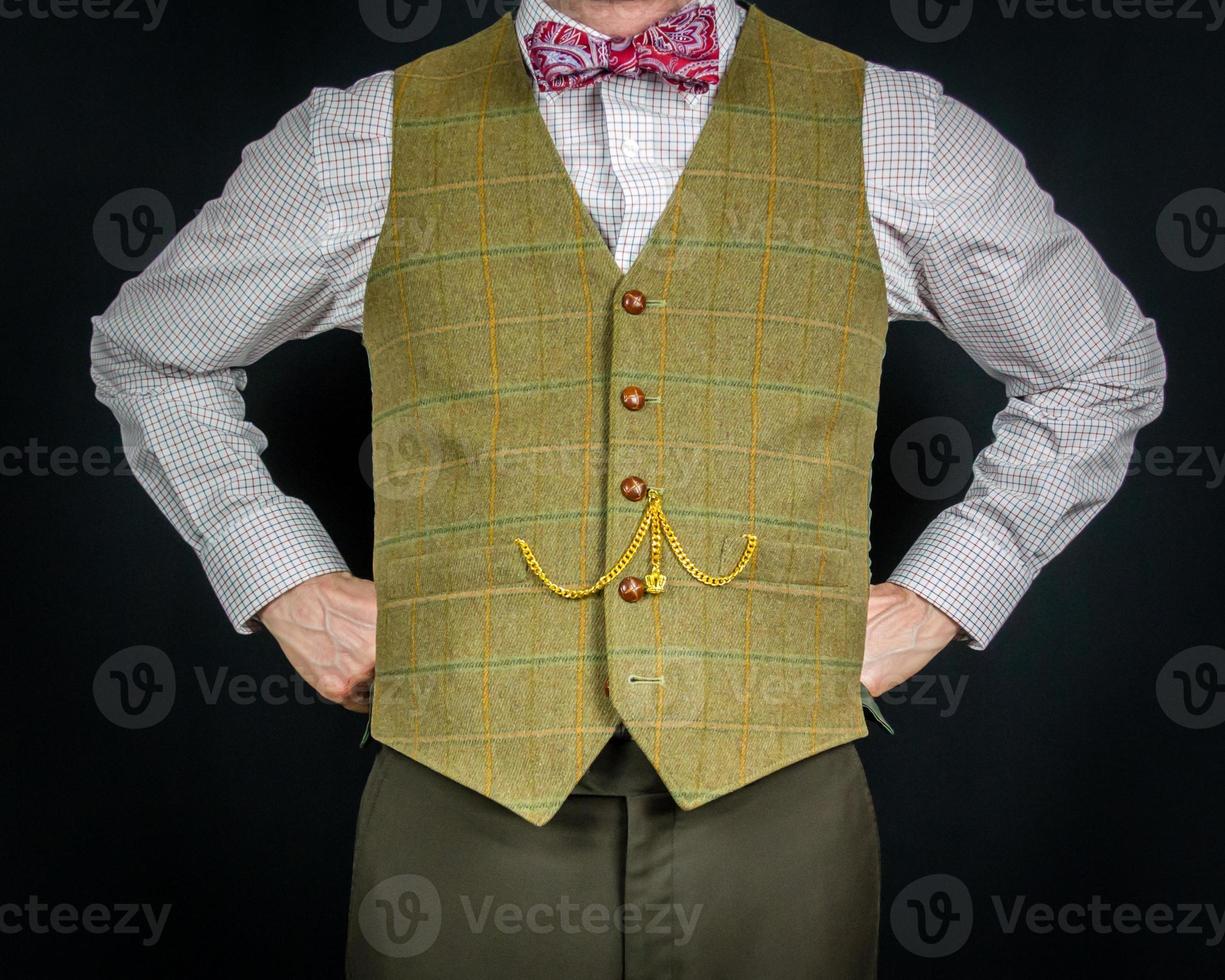 gentleman en gilet de tweed debout avec les mains sur les hanches. concept de stéréotype de gentleman britannique classique et excentrique photo