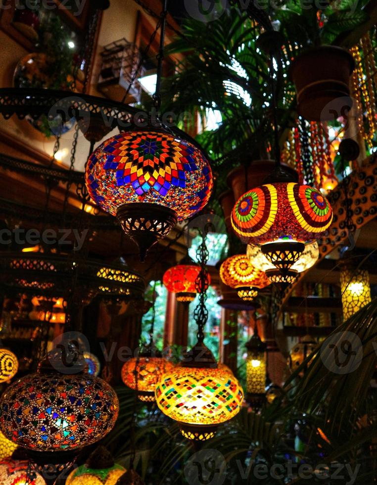 un tas de lampes turques vintage traditionnelles dans la boutique de cadeaux de la turquie. photo