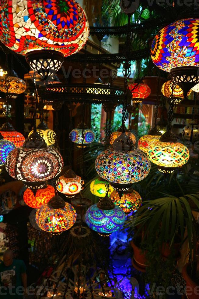 un tas de lampes turques vintage traditionnelles dans la boutique de cadeaux de la turquie. photo