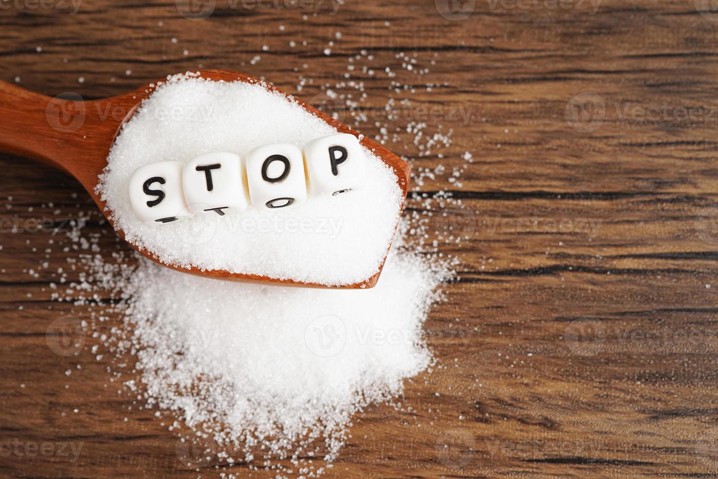 sucre, sucre granulé sucré avec texte, prévention du diabète, régime alimentaire et perte de poids pour une bonne santé. photo