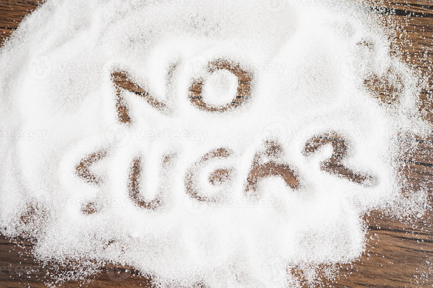 sans sucre, sucre granulé sucré avec texte, prévention du diabète, régime alimentaire et perte de poids pour une bonne santé. photo