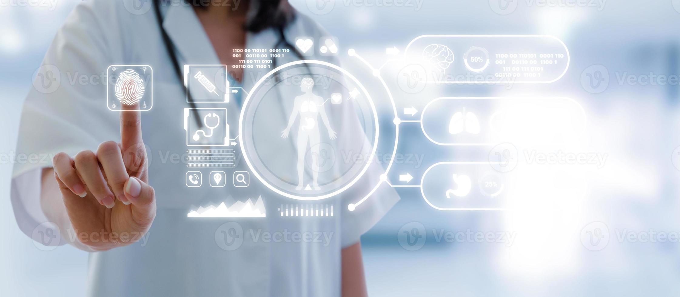 main de femme médecin pointant vers l'hologramme d'icône numérique de données touchantes et diagramme graphique médical dans un laboratoire de laboratoire sur fond d'hôpital, épidémie de virus, coronavirus, covid-19, technologie médicale, concept photo