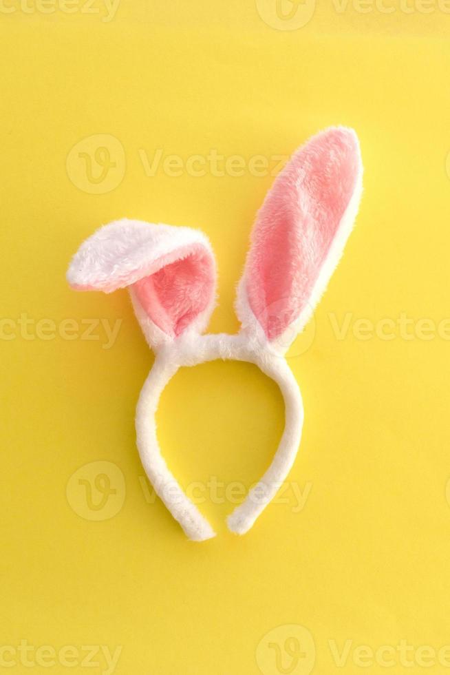 concept de joyeuses pâques, oreille de lapin sur fond jaune. photo