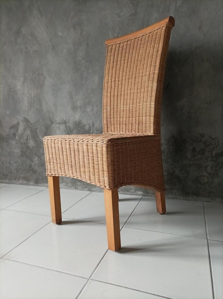design d'intérieur de salon de concept neutre avec des chaises en bois, des chaises en rotin photo