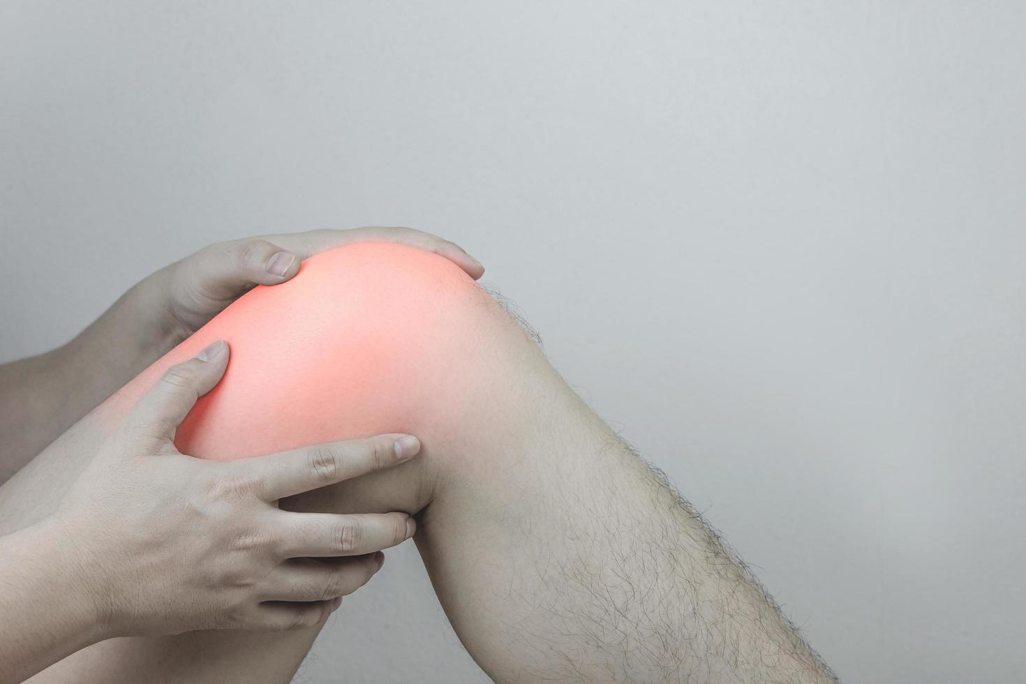 main masculine tenant la zone de douleur au genou. concept de soins de santé. maladie du genou, douleurs articulaires, arthrite et ligaments. photo