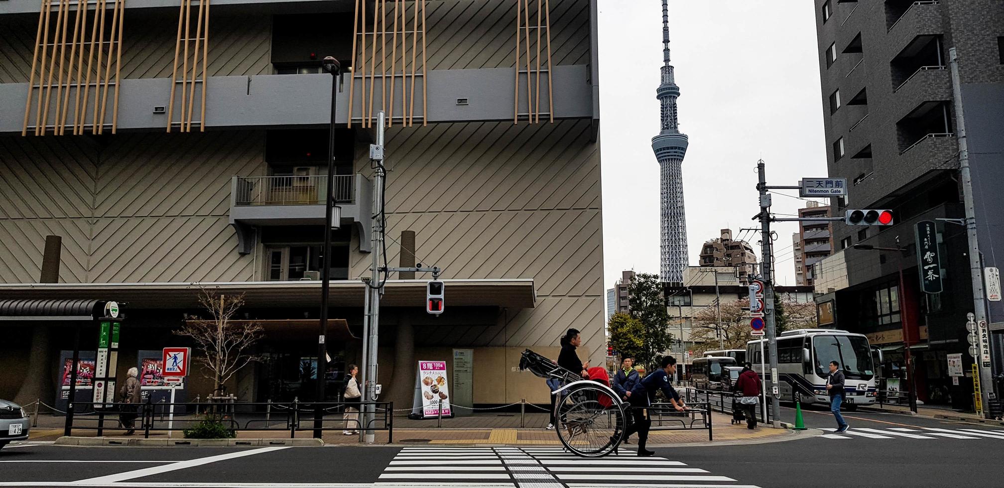 tokyo, japon en juillet 2019. conditions dans une rue de tokyo où vous pouvez voir des passages cloutés et des touristes en pousse-pousse touristique photo