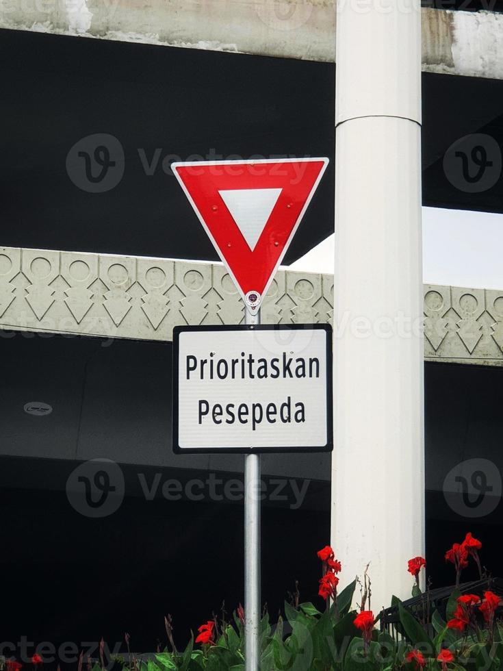 des panneaux de priorité cyclistes affichés dans l'une des rues de la ville de jakarta. photo