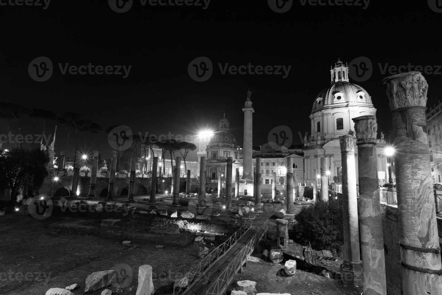 rome, italie, ruines de la vieille ville la nuit avec rétro-éclairage. photo