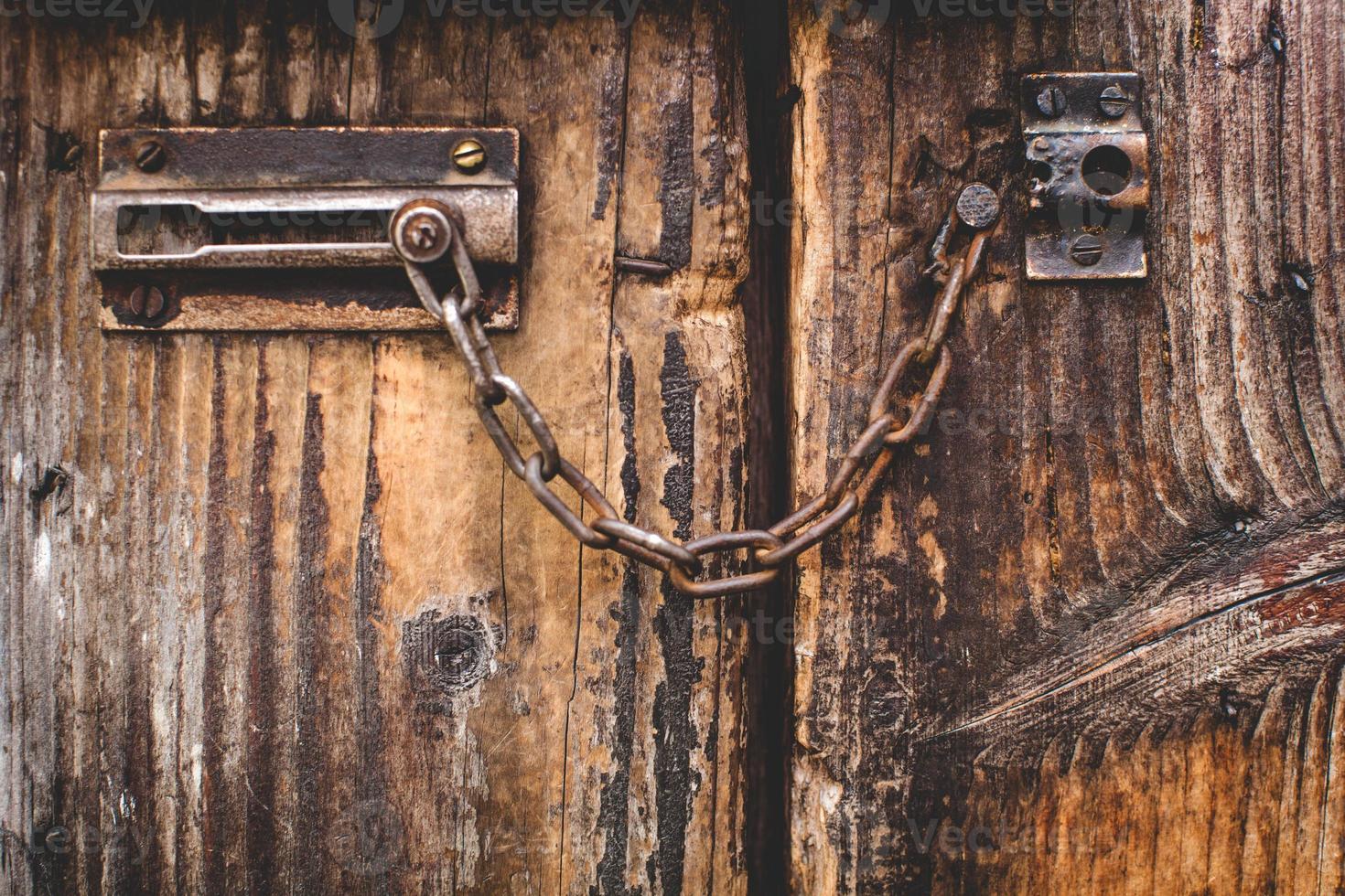 vieille porte, texture bois, serrure à loquet métallique photo