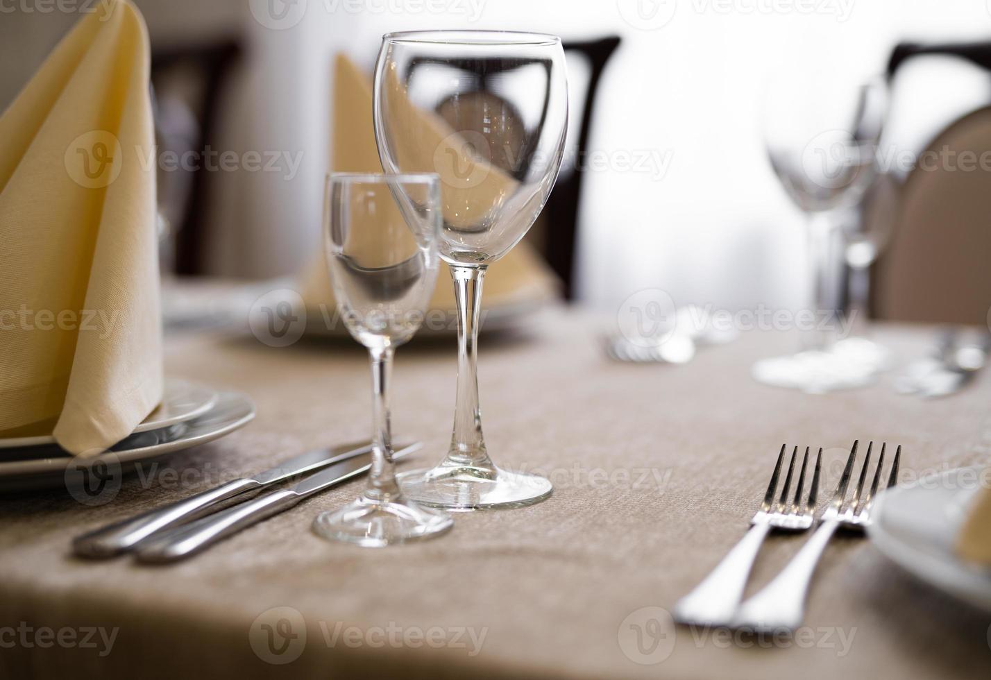 gobelets vides et autres couverts sont servis sur la table de fête. photo