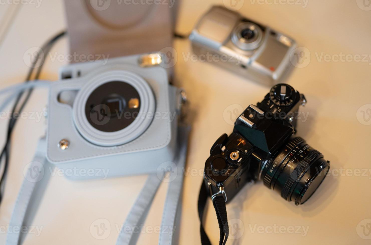 trois anciens appareils photo professionnels avec objectifs.