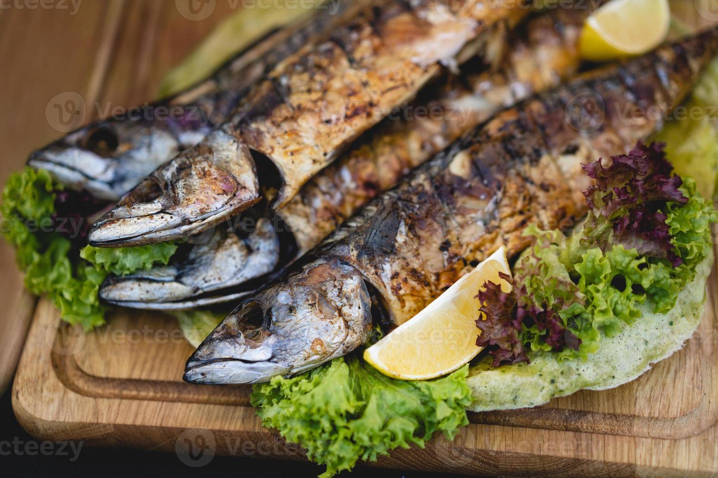 délicieux poisson au four avec salade photo