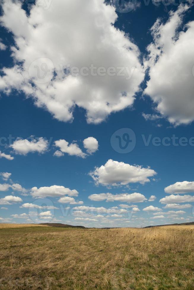 beau paysage de ciel bleu avec nuages et champ en ukraine photo