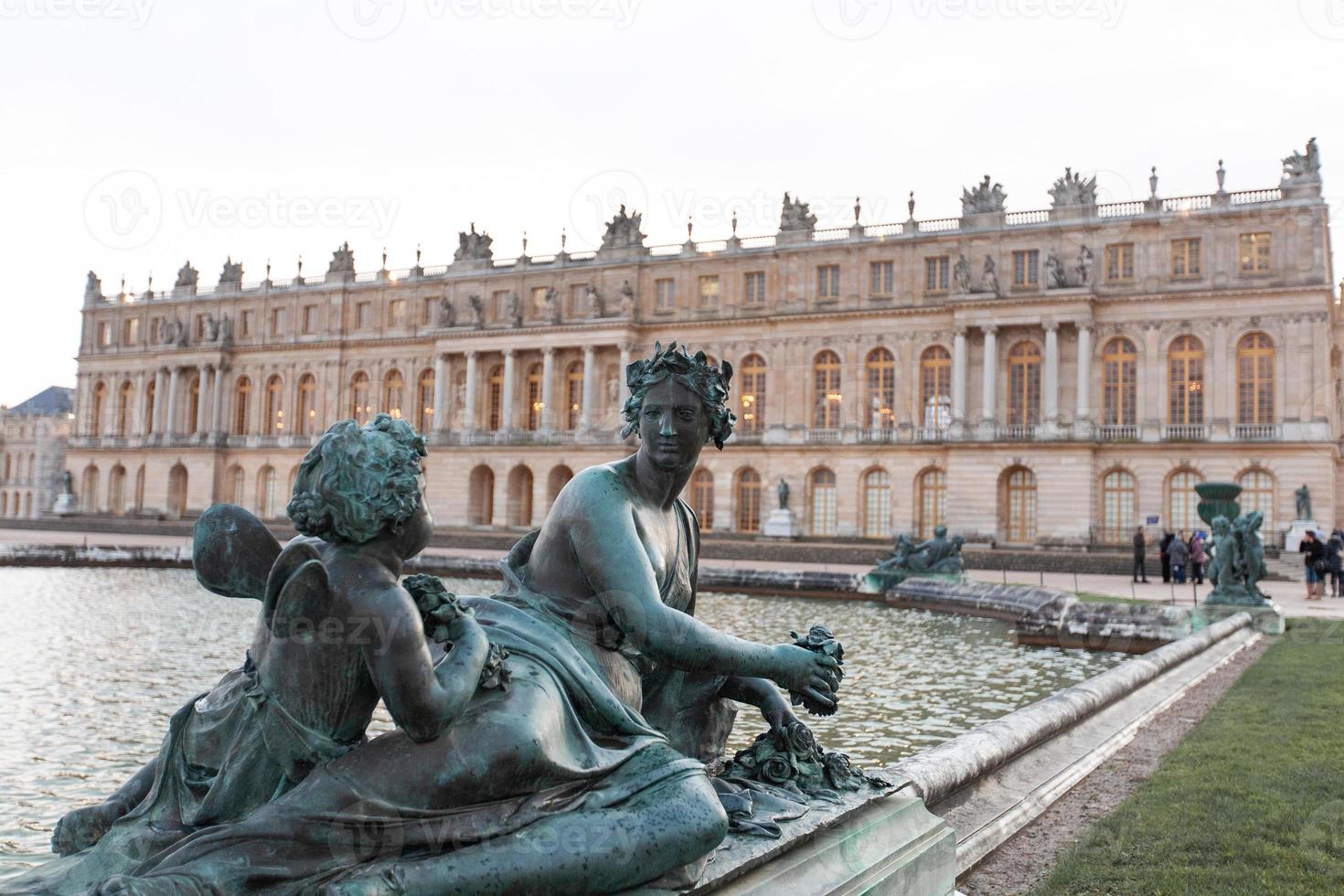 versailles france sculptures dans la cour du château, architecture de façade. photo