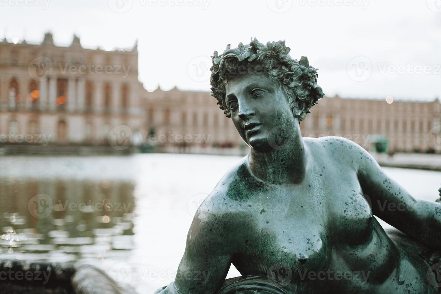 versailles france sculptures dans la cour du château, architecture de façade. photo