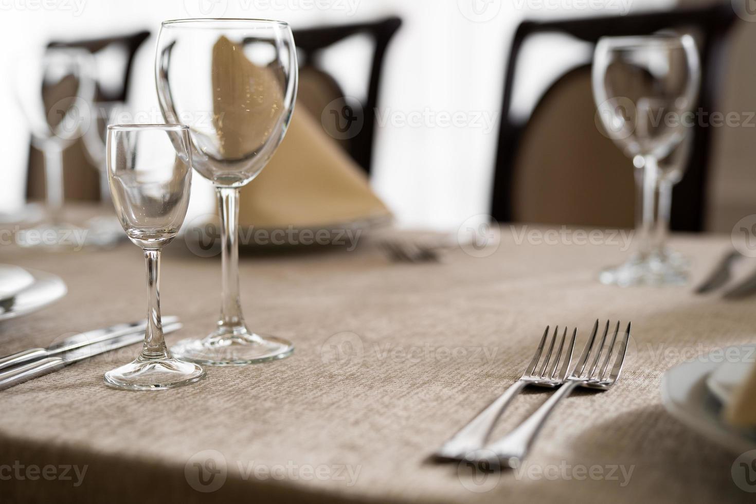 table avec nappe bleue, plaque blanche et bleue, serviette rouge dans un  support en acier, appareils en acier, gobelets en verre. vue de dessus,  gros plan Photo Stock - Alamy