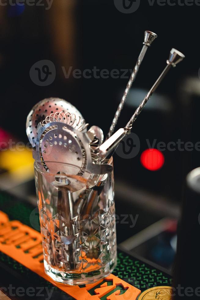 accessoires d'un barman pour la préparation d'un cocktail alcoolisé. photo