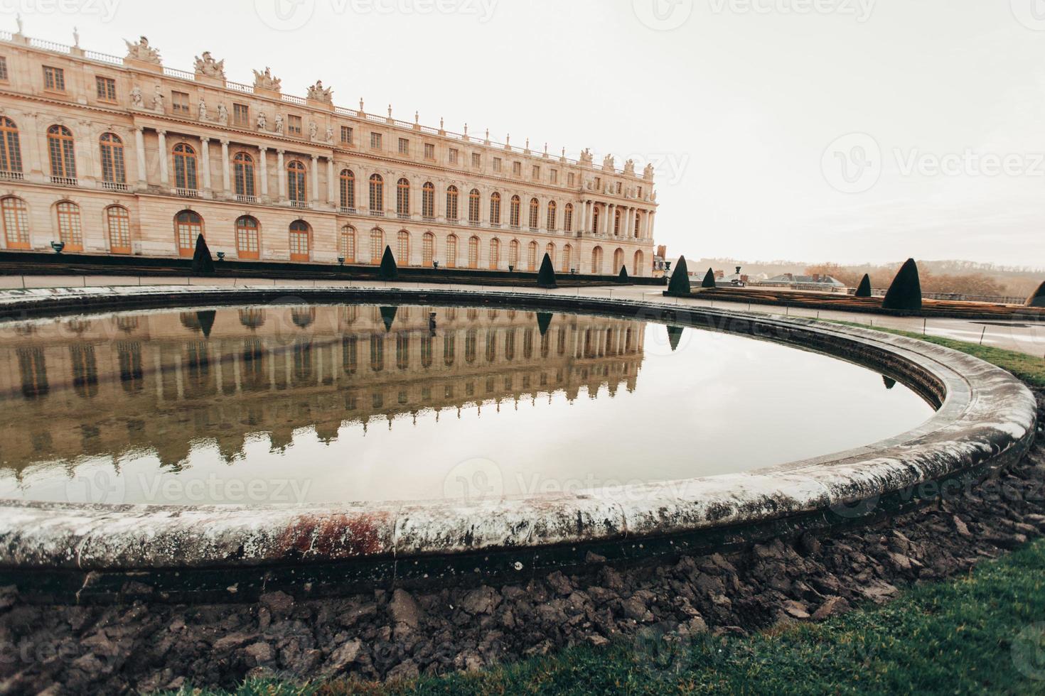 versailles france sculptures dans la cour du château, architecture de façade. photo