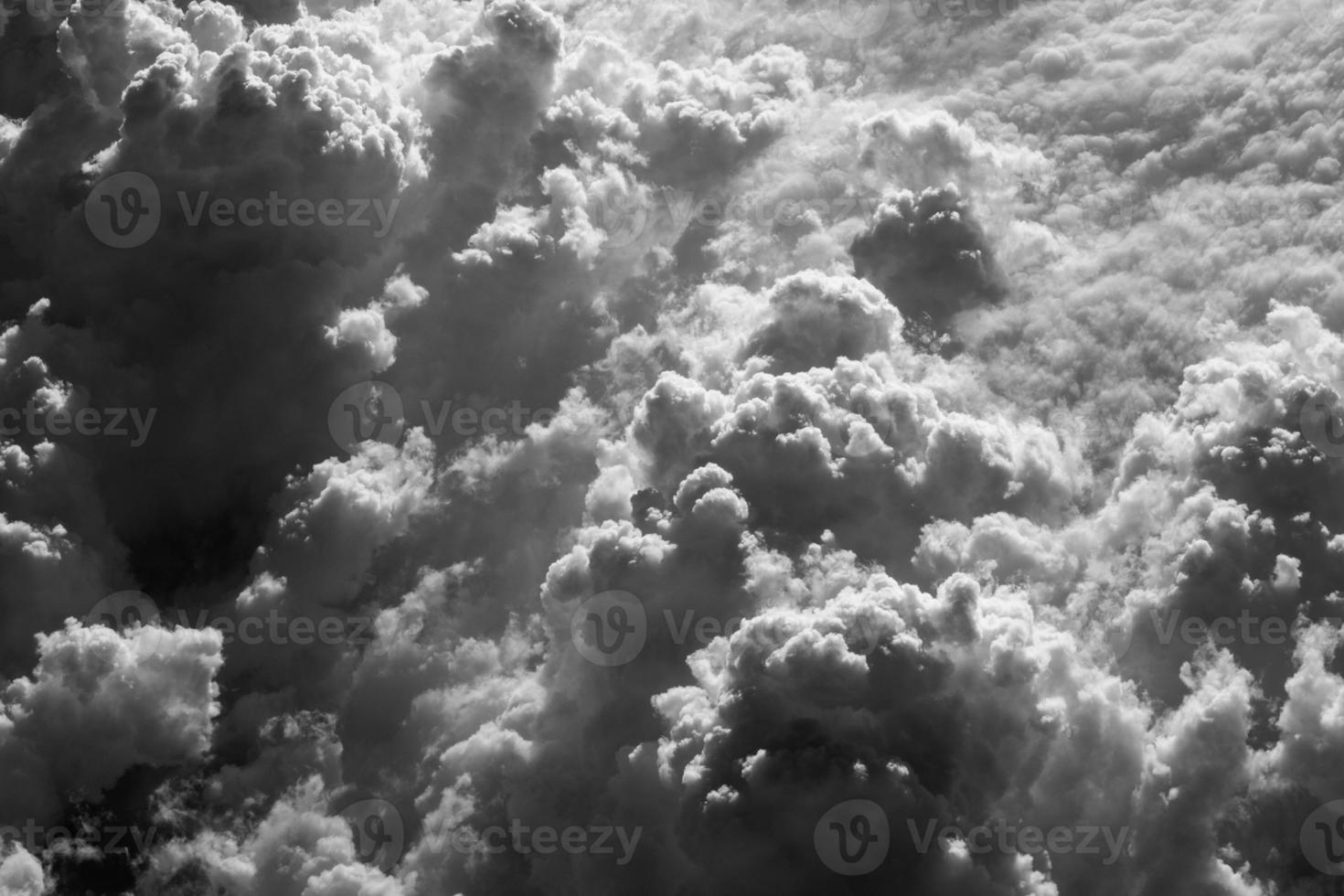 beaux nuages pelucheux de la fenêtre de l'avion photo