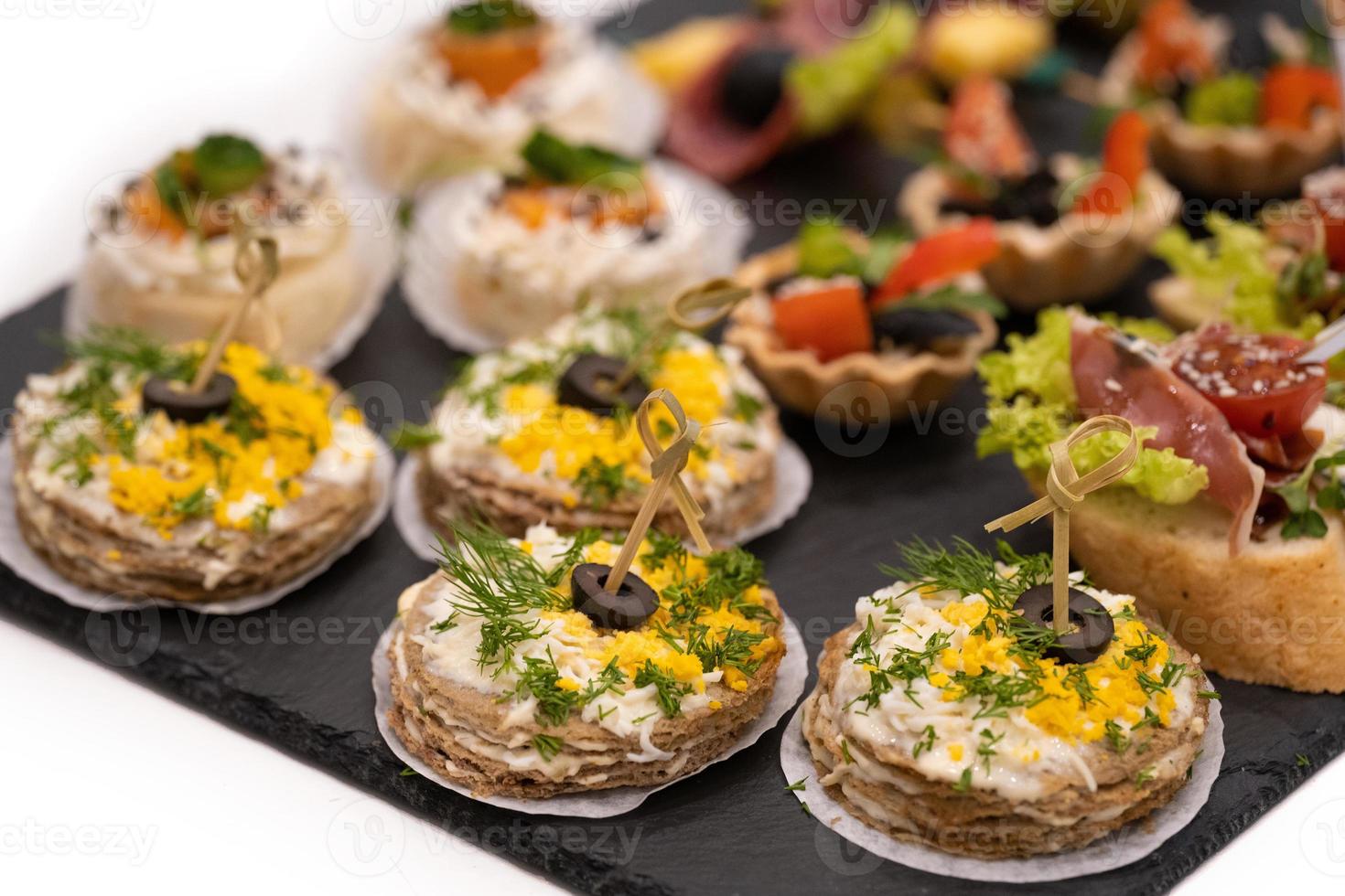 de délicieuses collations de vacances sur la table, la nourriture est gastronomique. photo