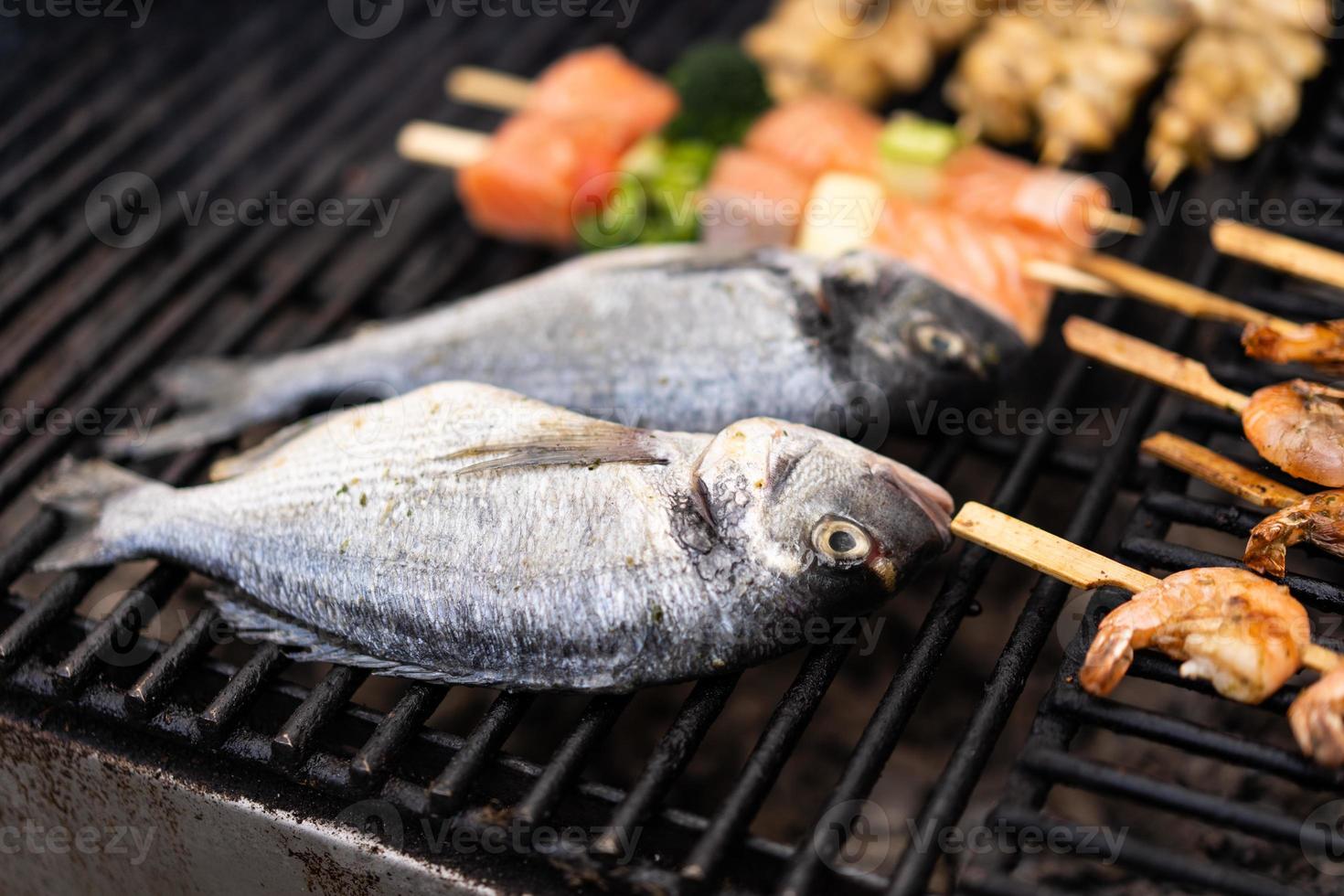 gros plan sur le goût du poisson grillé photo