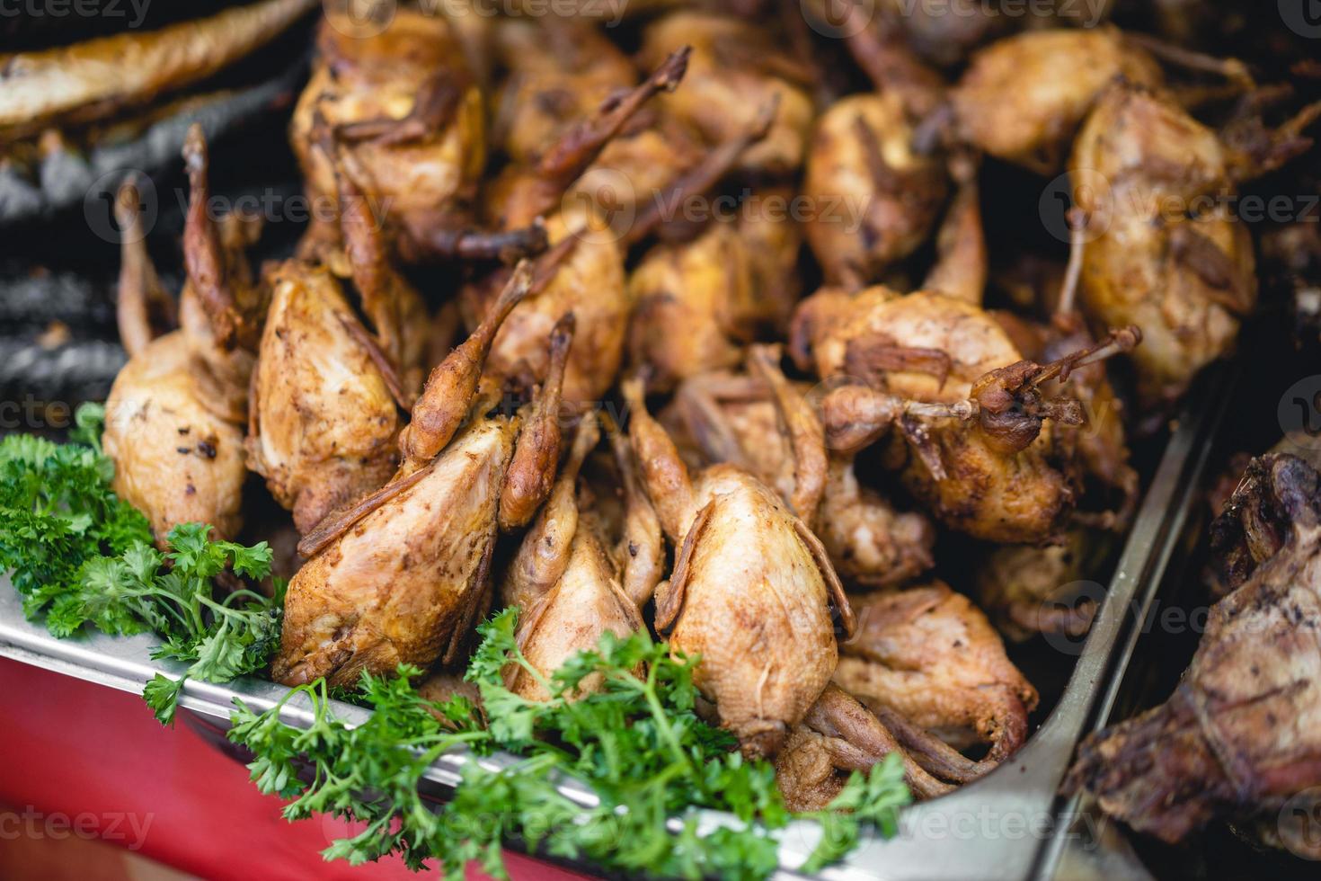 viande de poulet entière grillée photo