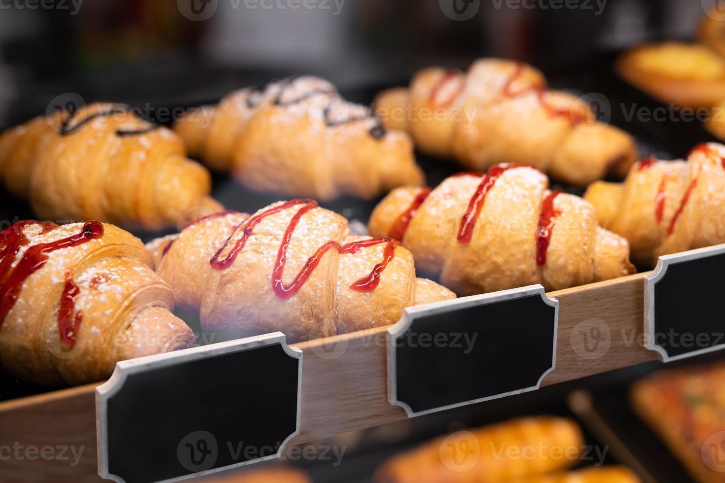 délicieux croissants avec garniture dans la vitrine photo