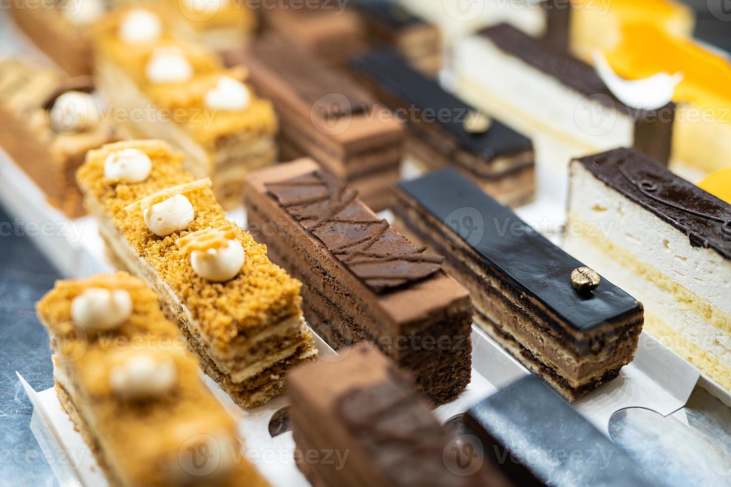 diverses délicieuses pâtisseries sucrées dans la vitrine. photo