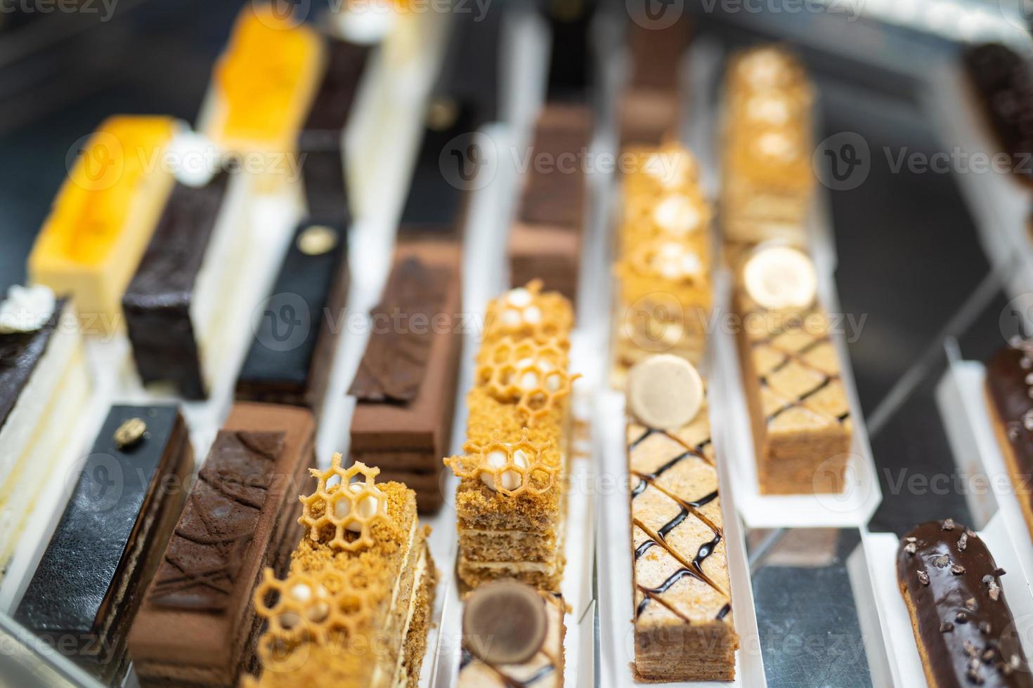 diverses délicieuses pâtisseries sucrées dans la vitrine. photo