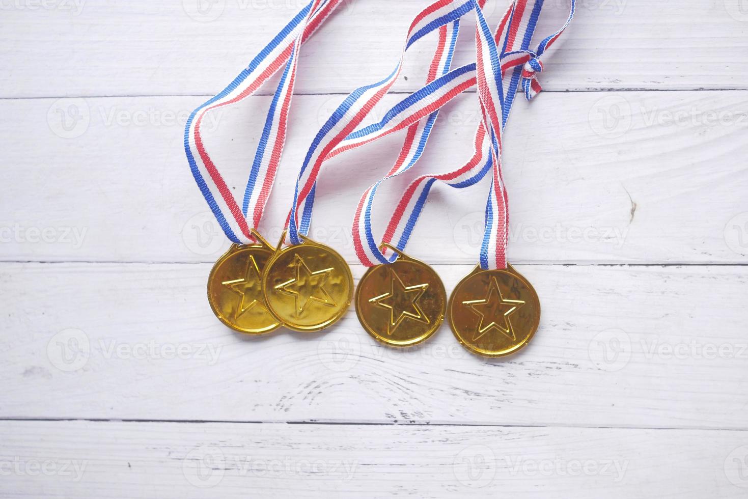 trophée de la première place sur la vue de dessus de fond blanc photo