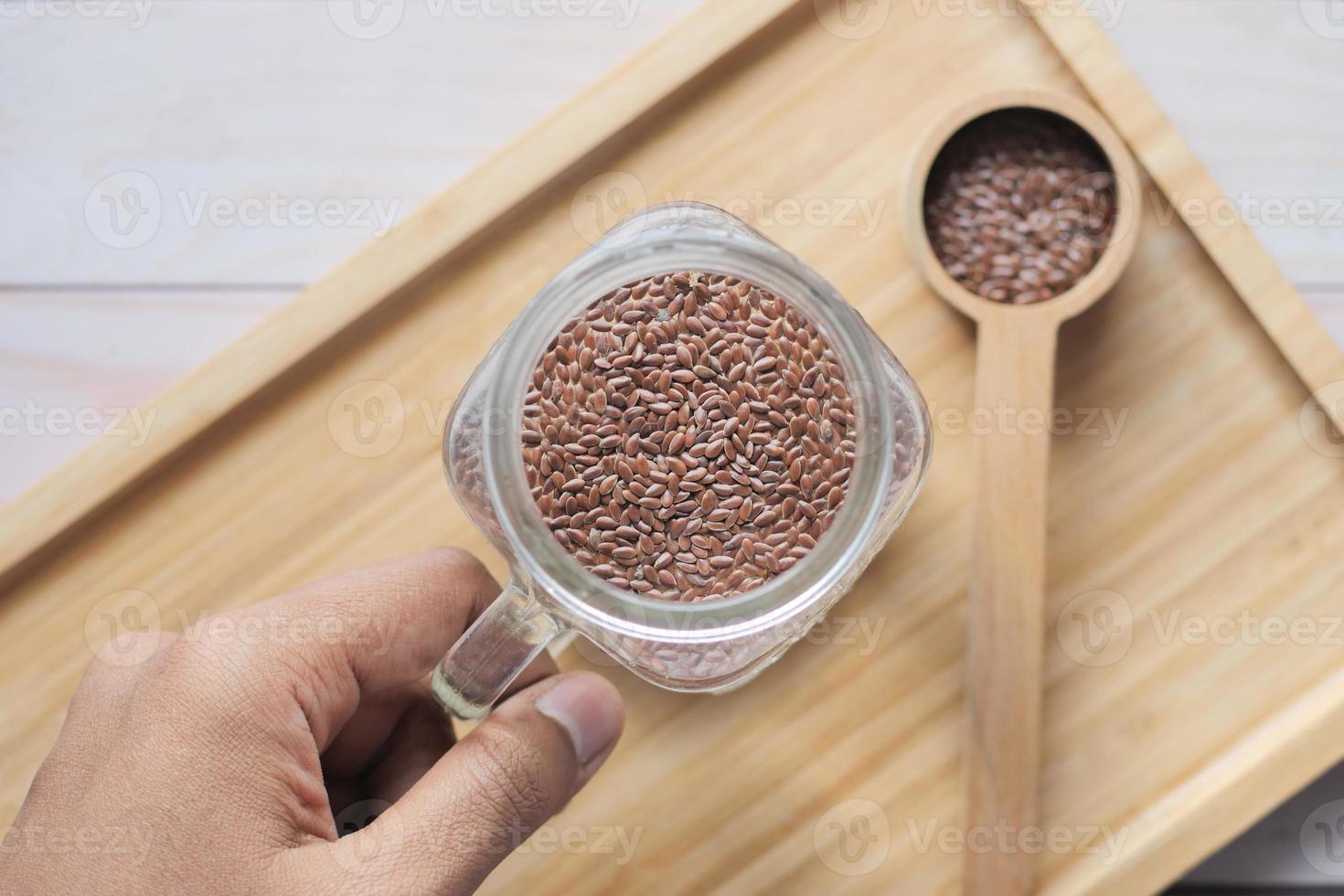 vue de dessus des graines de chia dans un verre d'eau photo