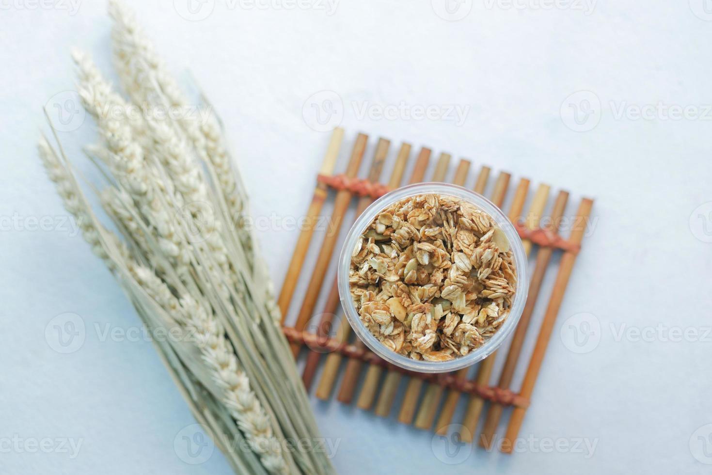 vue de dessus du granola musli dans un bocal sur la table photo