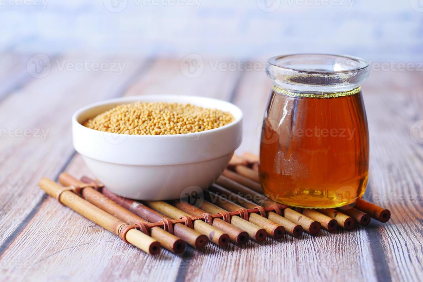 huile de cokéfaction de tournesol et graines dans un récipient sur la table photo