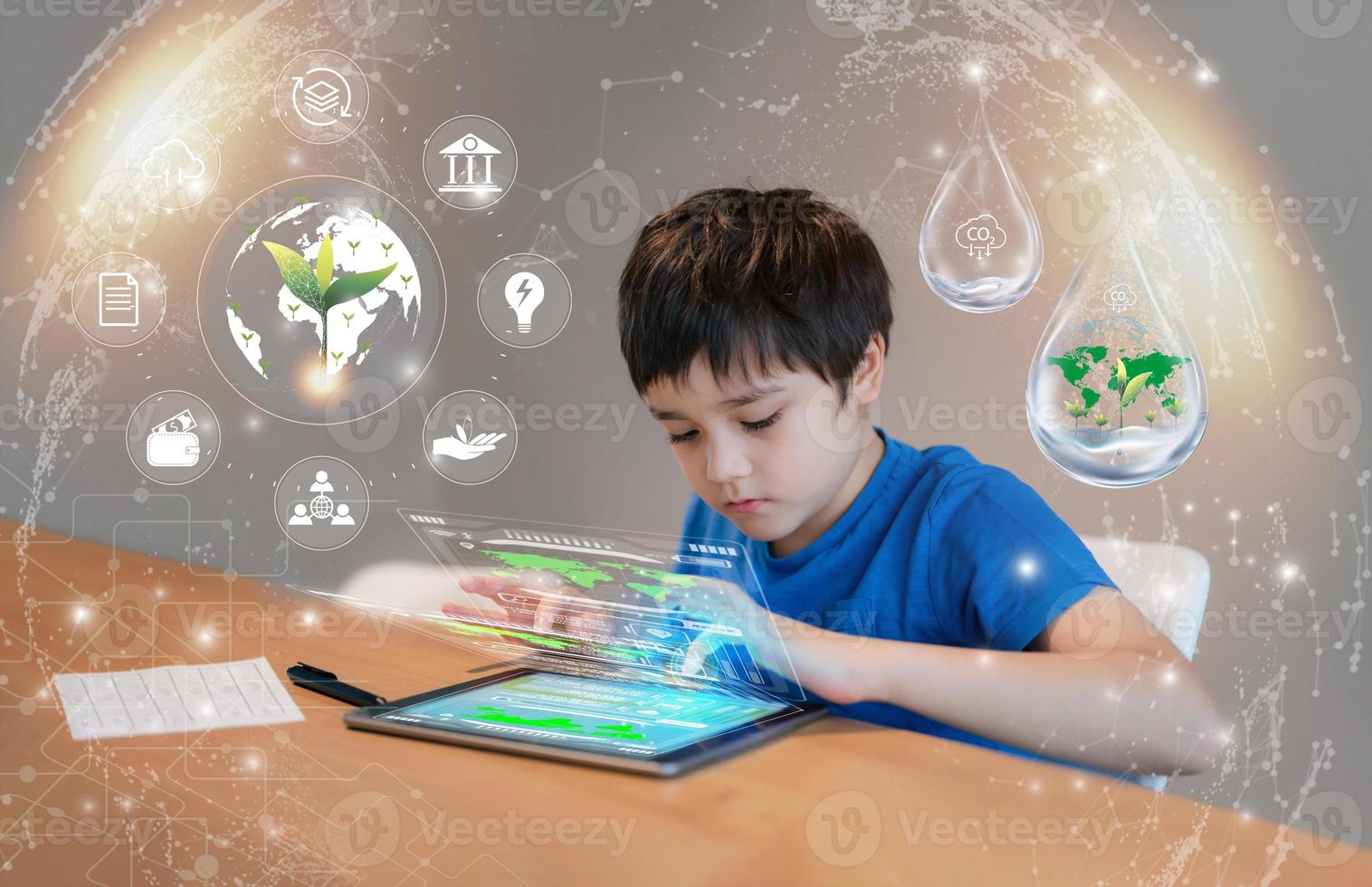 technologie de l'éducation, enfant utilisant une tablette recherche sur internet sur la population mondiale, écologie, environnement, écolier faisant l'apprentissage en ligne, géographie avec feuille de croissance à double exposition sur la carte du globe photo