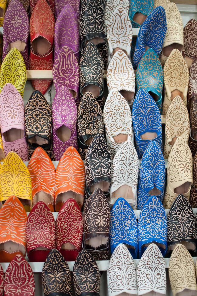 Chaussons marocains traditionnels, babouche, dans un marché de rue photo