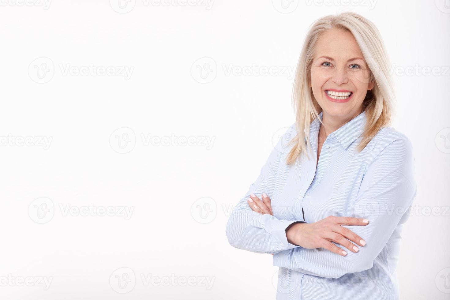 portrait d'une jolie femme d'affaires isolée photo